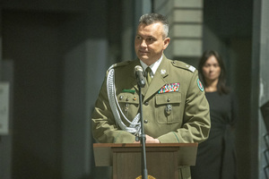 Przemawia generał brygady SG Robert Bagan. Przemawia generał brygady SG Robert Bagan.