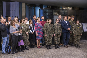 Stoją delegacje patronackich szkół z klasami mundurowymi o profilu Straż Graniczna. Stoją delegacje patronackich szkół z klasami mundurowymi o profilu Straż Graniczna.