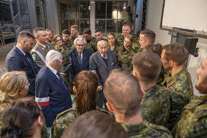Pan Jerzy Mindziukiewicz rozmawia ze ślubującymi. Pan Jerzy Mindziukiewicz rozmawia ze ślubującymi.