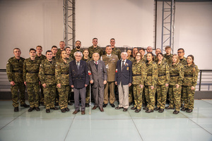 Zdjęcie grupowe, na którym widoczni są: Pan Jerzy Mindziukiewicz ps. „JUR” , Pan  Jerzy Substyk ps. „JURNY”, Pan Janusz Komorowski ps. „ANTEK”, gen. bryg. SG Robert Bagan oraz ślubujący. Zdjęcie grupowe, na którym widoczni są: Pan Jerzy Mindziukiewicz ps. „JUR” , Pan  Jerzy Substyk ps. „JURNY”, Pan Janusz Komorowski ps. „ANTEK”, gen. bryg. SG Robert Bagan oraz ślubujący.