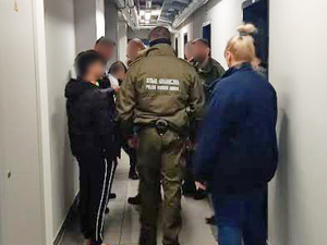 Funkcjonariusze przeprowadzają kontrolę na korytarzu. Funkcjonariusze przeprowadzają kontrolę na korytarzu.