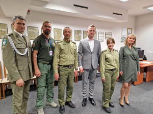 Na zdjęciu stoją przedstawicie Zespołu Szkół nr 1 w Płońsku oraz Placówki Warszawa-Modlin. Na zdjęciu stoją przedstawicie Zespołu Szkół nr 1 w Płońsku oraz Placówki Warszawa-Modlin.