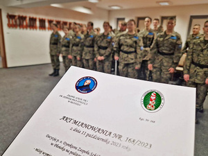Akt Mianowania, w tle stoją kadeci. Akt Mianowania, w tle stoją kadeci.