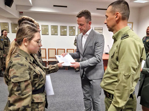 Pan Michał Wojtusik wręcza Akt Mianowania. Pan Michał Wojtusik wręcza Akt Mianowania.