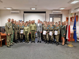 Zdjęcie grupowe uczestników uroczystości. Zdjęcie grupowe uczestników uroczystości.