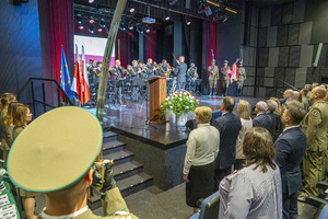 Orkiestra gra hymn uczestnicy uroczystości stoją. Orkiestra gra hymn uczestnicy uroczystości stoją.