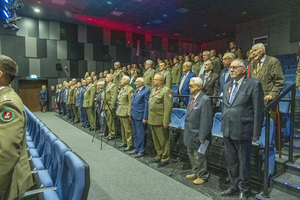 Uczestnicy uroczystości stoją podczas hymnu. Uczestnicy uroczystości stoją podczas hymnu.