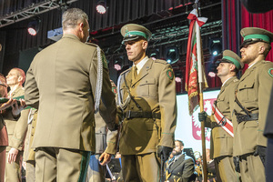 Komendant wręcza odznakę Dowódcy Pocztu Sztandarowego. Komendant wręcza odznakę Dowódcy Pocztu Sztandarowego.