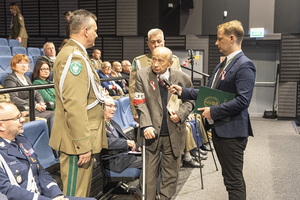 Przemawia Pan Jerzy Mindziukiewicz. Obok stoi Komendant NwOSG Przemawia Pan Jerzy Mindziukiewicz. Obok stoi Komendant NwOSG