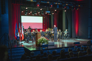 Na scenie gra Orkiestra Morskiego Oddziału Straży Granicznej. Na scenie gra Orkiestra Morskiego Oddziału Straży Granicznej.