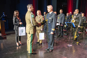 Gen. bryg. SG Robert Bagan dziękuje kmdr. ppor. SG Karolowi Hincowi. Gen. bryg. SG Robert Bagan dziękuje kmdr. ppor. SG Karolowi Hincowi.
