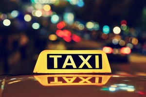 Kogut na dachu samochodu z napisem TAXI. Kogut na dachu samochodu z napisem TAXI.