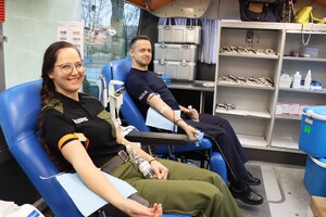 Funkcjonariuszka SG i funkcjonariusz Policji oddają krew. Uśmiechają się. Funkcjonariuszka SG i funkcjonariusz Policji oddają krew. Uśmiechają się.