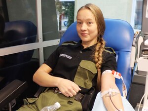 Funkcjonariuszka siedzi na fotelu. W żyłę ma wbitą igłę. Funkcjonariuszka siedzi na fotelu. W żyłę ma wbitą igłę.