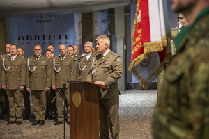 Przemawia płk SG Dariusz Lutyński, w tle widoczna Kadra Kierownicza. Po prawej stronie stoi Poczet Sztandarowy. Przemawia płk SG Dariusz Lutyński, w tle widoczna Kadra Kierownicza. Po prawej stronie stoi Poczet Sztandarowy.