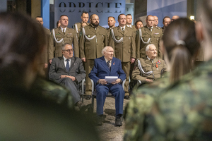 Na krzesłach siedzą Panowie - por. w st. spoczynku Janusz Komorowski, mjr w st. spoczynku Jakub Nowakowski, Maciej Jarosiński. Na krzesłach siedzą Panowie - por. w st. spoczynku Janusz Komorowski, mjr w st. spoczynku Jakub Nowakowski, Maciej Jarosiński.