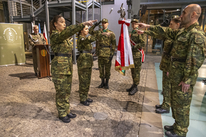 Zastępca komendanta Oddziału czyta treść roty. Funkcjonariusze z uniesionymi rękami ślubują na Sztandar Oddziału. Zastępca komendanta Oddziału czyta treść roty. Funkcjonariusze z uniesionymi rękami ślubują na Sztandar Oddziału.