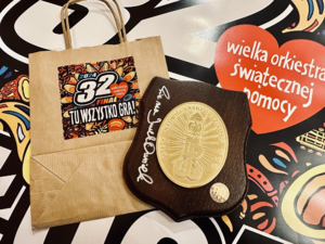 Deska z mosiężnym ryngrafem z logo NwOSG 
