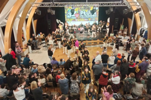Ujęcie z góry na uczestników zbiórki w Nadarzyńskim Domu Kultury. Ujęcie z góry na uczestników zbiórki w Nadarzyńskim Domu Kultury.