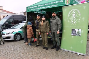 Przed namiotem stoją funkcjonariusze z Placówki Straży Granicznej w Radomiu. Przed namiotem stoją funkcjonariusze z Placówki Straży Granicznej w Radomiu.