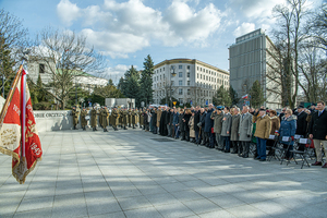 Ogólny widok na plac przed pomnikiem. Od lewej stoi orkiestra i uczestnicy uroczystości. Ogólny widok na plac przed pomnikiem. Od lewej stoi orkiestra i uczestnicy uroczystości.