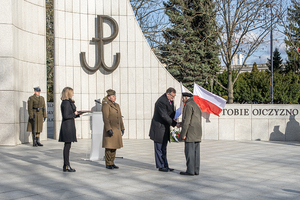 Pan Jan Józef Kasprzyk wręcza akt powołania do Rady ds. Kombatantów i Osób Represjonowanych - płk. dr inż. Leonardowi Kapiszewskiemu. Pan Jan Józef Kasprzyk wręcza akt powołania do Rady ds. Kombatantów i Osób Represjonowanych - płk. dr inż. Leonardowi Kapiszewskiemu.