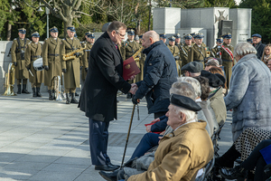 Pan Jan Józef Kasprzyk wręcza akt powołania do Rady ds. Kombatantów i Osób Represjonowanych - płk. dr inż. Czesławowi Lewandowskiemu. Pan Jan Józef Kasprzyk wręcza akt powołania do Rady ds. Kombatantów i Osób Represjonowanych - płk. dr inż. Czesławowi Lewandowskiemu.