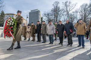Kombatanci składają wieniec pod pomnikiem. Kombatanci składają wieniec pod pomnikiem.