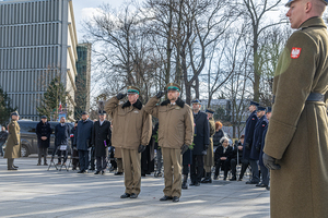 Delegacja Straży Granicznej oddaje honor przed pomnikiem. Delegacja Straży Granicznej oddaje honor przed pomnikiem.