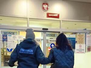 Funkcjonariuszka wprowadza zatrzymaną do budynku sądu. Funkcjonariuszka wprowadza zatrzymaną do budynku sądu.