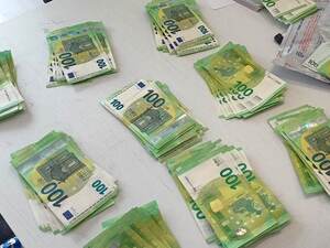 Na blacie leżą banknoty o nominale 100 Euro. Na blacie leżą banknoty o nominale 100 Euro.