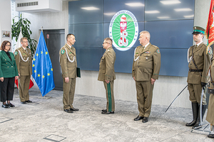 Ppłk SG Mariusz Taperek składa meldunek gen. bryg, SG Tomaszowi Michalskiemu. Ppłk SG Mariusz Taperek składa meldunek gen. bryg, SG Tomaszowi Michalskiemu.