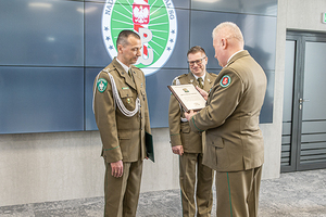 Komendant Oddziału wręcza pamiątkową deskę ppłk. SG Mariuszowi Taperkowi. Komendant Oddziału wręcza pamiątkową deskę ppłk. SG Mariuszowi Taperkowi.