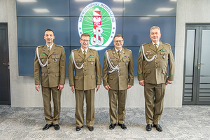 Od lewej stoją ppłk SG Mariusz Taperek, płk SG Paweł Sobieraj, gen. bryg. SG Tomasz Michalski i płk SG Dariusz Lutyński. Od lewej stoją ppłk SG Mariusz Taperek, płk SG Paweł Sobieraj, gen. bryg. SG Tomasz Michalski i płk SG Dariusz Lutyński.