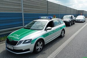 Samochody stoją na poboczu drogi. Zdjęcie archiwum NwOSG. Samochody stoją na poboczu drogi. Zdjęcie archiwum NwOSG.