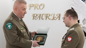 Rektor-Komendant WAT i p. o. Komendanta NwOSG wymieniają pamiątkowe deski. Rektor-Komendant WAT i p. o. Komendanta NwOSG wymieniają pamiątkowe deski.