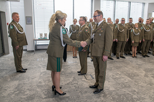 Gen. bryg. SG Wioleta Gorzkowska gratuluje płk. SG Jarosławowi Siergiejowi. Gen. bryg. SG Wioleta Gorzkowska gratuluje płk. SG Jarosławowi Siergiejowi.