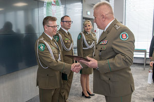 Komendant Oddziału wręcza pamiątkową deskę płk. SG Pawłowi Sobierajowi. Komendant Oddziału wręcza pamiątkową deskę płk. SG Pawłowi Sobierajowi.