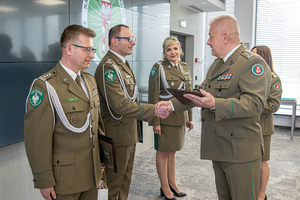 Płk SG Dariusz Lutyński wręcza pamiątkową deskę płk. SG Jarosławowi Siergiejowi. Płk SG Dariusz Lutyński wręcza pamiątkową deskę płk. SG Jarosławowi Siergiejowi.