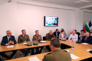 Uczestnicy sympozjum siedzą przy stołach. Uczestnicy sympozjum siedzą przy stołach.
