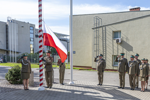 Funkcjonariusz wciąga Flagę Państwową na maszt. Funkcjonariusz wciąga Flagę Państwową na maszt.
