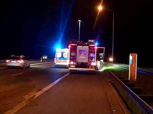 Pojazdy służb na autostradzie. (fot. FB/OSP Jakubów). Pojazdy służb na autostradzie. (fot. FB/OSP Jakubów).