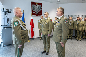 Komendant Oddziału przyjmuje meldunki. Komendant Oddziału przyjmuje meldunki.