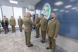 Płk. SG Dariusz Lutyński ściska dłoń mjr. SG Marcinowi Romanowiczowi. Płk. SG Dariusz Lutyński ściska dłoń mjr. SG Marcinowi Romanowiczowi.