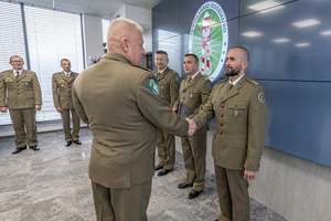 Komendant Oddziału gratuluje por. SG Arkadiuszowi Łozie. Komendant Oddziału gratuluje por. SG Arkadiuszowi Łozie.