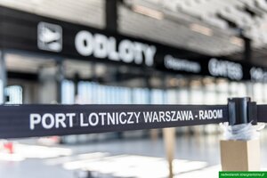 Taśma z napisem Port Lotniczy Warszawa-Radom. W tle rozmyty napis odloty. Taśma z napisem Port Lotniczy Warszawa-Radom. W tle rozmyty napis odloty.
