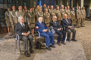 Na krzesłach siedzą zaproszeni goście. Z tyłu stoi Kadra Kierownicza Oddziału. Na krzesłach siedzą zaproszeni goście. Z tyłu stoi Kadra Kierownicza Oddziału.