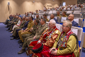 Uczestnicy konferencji siedzą w auli. Uczestnicy konferencji siedzą w auli.
