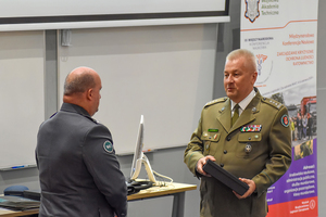 Płk SG Dariusz Lutyński otrzymuje podziękowania od Dziekana Wydziału Bezpieczeństwa, Logistyki i Zarządzania. Płk SG Dariusz Lutyński otrzymuje podziękowania od Dziekana Wydziału Bezpieczeństwa, Logistyki i Zarządzania.