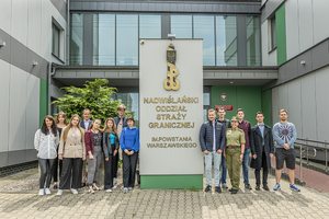 Zdjęcie grupowe przed siedzibą Nadwiślańskiego Oddziału Straży Granicznej. Zdjęcie grupowe przed siedzibą Nadwiślańskiego Oddziału Straży Granicznej.